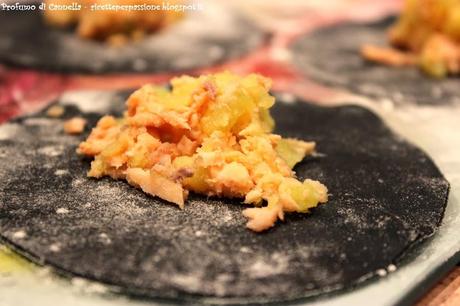 Ravioli di riso neri con trota salmonata, lime e pepe rosa - delicata freschezza