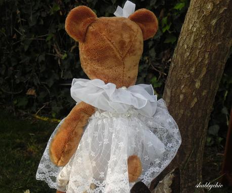 Teddy fa una passeggiata in giardino