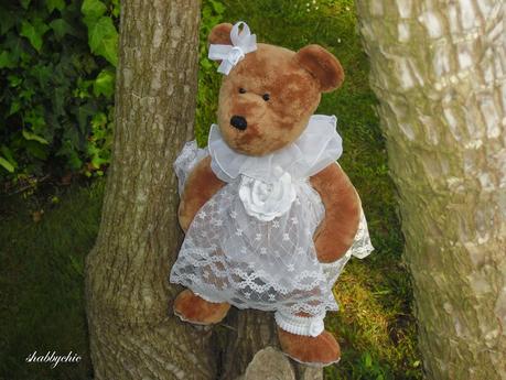 Teddy fa una passeggiata in giardino