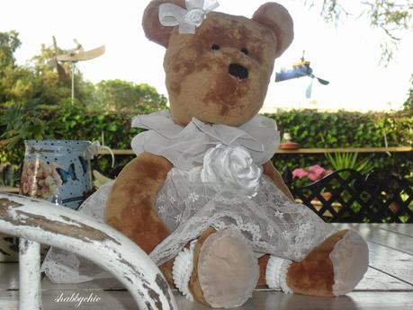 Teddy fa una passeggiata in giardino