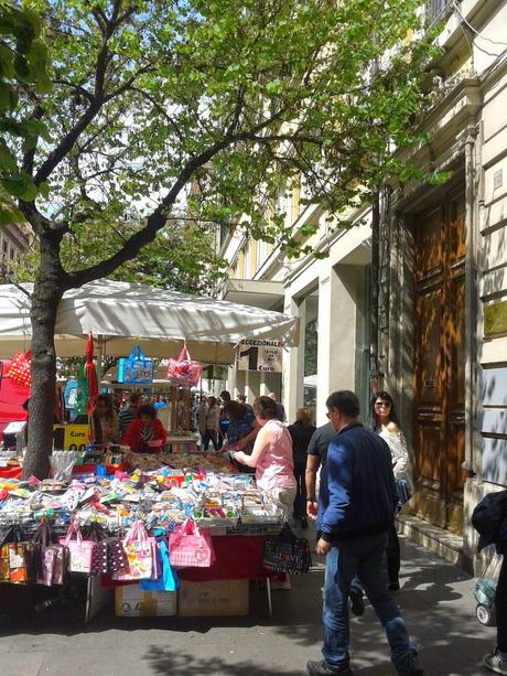 Il nuovissimo Coin Excelsior di Via Cola di Rienzo completamente sommerso da ambulanti, bancarelle, furgoni in sosta selvaggia