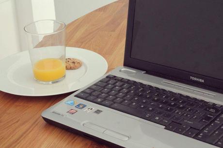 barbara valentina grimaldi_lovehandmade fashion blog_laptop_orange juice_work essentials