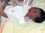 Siracusa: solidarietà neonatologia, mamme siracusane donano vestitini copertine giovane neo-mamma nigeriana