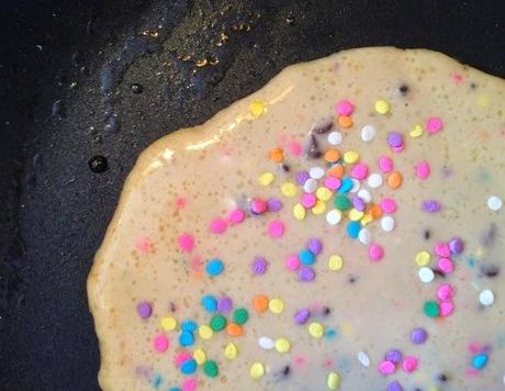 BIRTHDAY PANCAKES con gocce di cioccolato e zuccherini