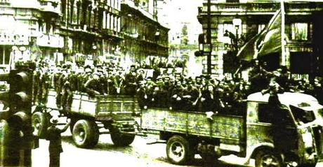 partigiani festeggiano liberazione bologna