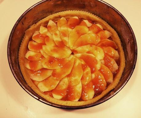 Crostata con mele e marmellata di albicocche Crostata con mele e marmellata di albicocche