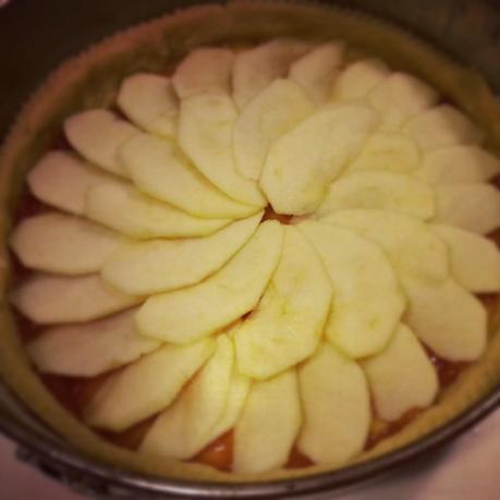 Crostata con mele e marmellata di albicocche Crostata con mele e marmellata di albicocche