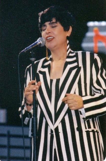 Un caloroso successo di Mia Martini nel recital in piazza del Duomo a Parma.Estate 1992