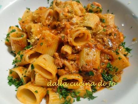 Mezze maniche con sardine al pomodoro, menta e limone