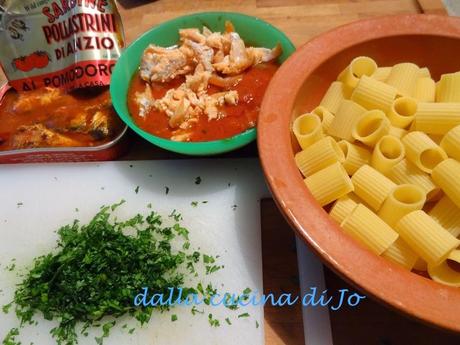 Mezze maniche con sardine al pomodoro, menta e limone