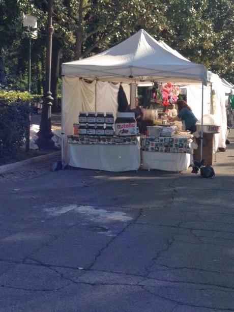 Non vi perdete tutte le immagini del suk del Pincio. Il barattolone di Nutella e le mutande. Foto che col vostro aiuto devono fare il giro del mondo