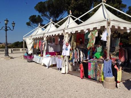 Non vi perdete tutte le immagini del suk del Pincio. Il barattolone di Nutella e le mutande. Foto che col vostro aiuto devono fare il giro del mondo