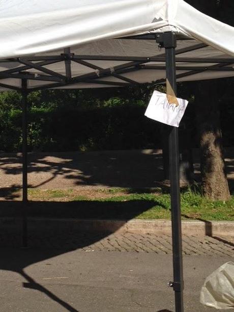 Non vi perdete tutte le immagini del suk del Pincio. Il barattolone di Nutella e le mutande. Foto che col vostro aiuto devono fare il giro del mondo