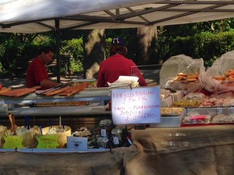 Non vi perdete tutte le immagini del suk del Pincio. Il barattolone di Nutella e le mutande. Foto che col vostro aiuto devono fare il giro del mondo