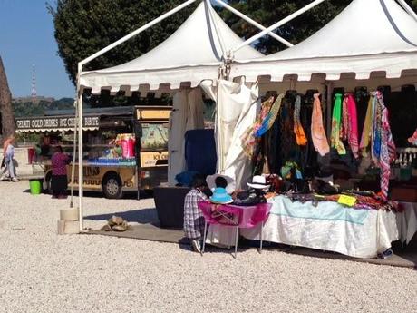 Non vi perdete tutte le immagini del suk del Pincio. Il barattolone di Nutella e le mutande. Foto che col vostro aiuto devono fare il giro del mondo