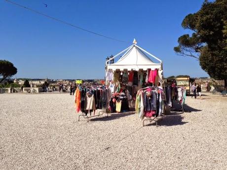 Non vi perdete tutte le immagini del suk del Pincio. Il barattolone di Nutella e le mutande. Foto che col vostro aiuto devono fare il giro del mondo