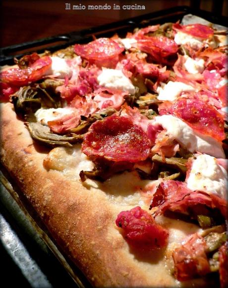 PIZZA con ROBIOLA di CAPRA, prosciutto arrosto, CARCIOFI e salamino piccante