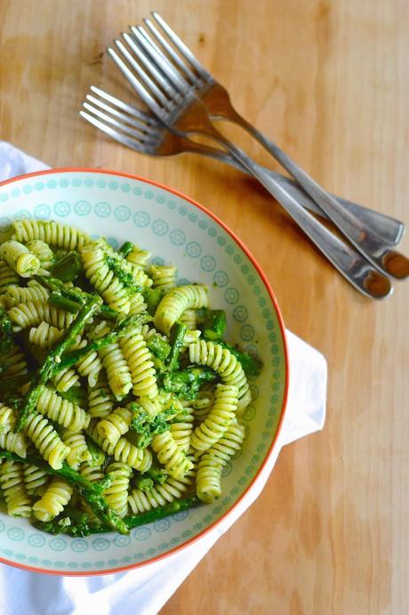 Pasta con pesto di rucola e asparagi