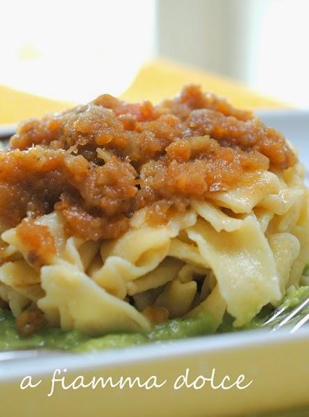 Bolognese vegan su crema di piselli