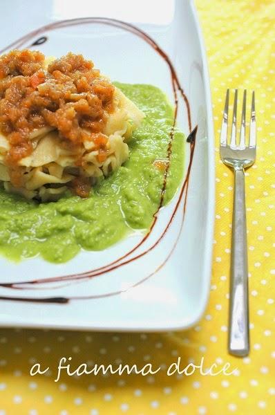 Bolognese vegan su crema di piselli