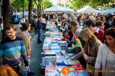 Vendita libri in Rambla Catalunya per San Giorgio