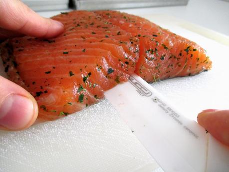 Piccoli savarin di panna acida con tartare di salmone marinato alle erbe