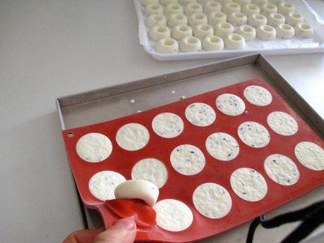 Piccoli savarin di panna acida con tartare di salmone marinato alle erbe