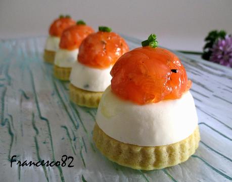 Piccoli savarin di panna acida con tartare di salmone marinato alle erbe