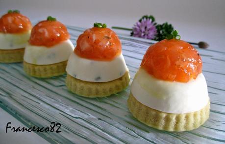 Piccoli savarin di panna acida con tartare di salmone marinato alle erbe