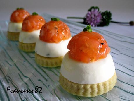 Piccoli savarin di panna acida con tartare di salmone marinato alle erbe