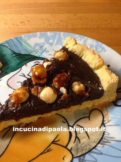 Crostata al cioccolato fondente con nocciole caramellate