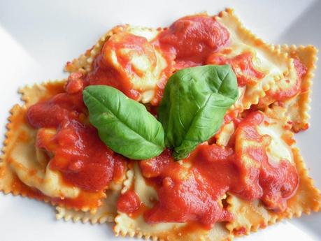 Ravioli alla mortadella con  pomodoro e pancetta