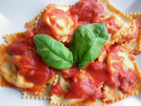 Ravioli alla mortadella con  pomodoro e pancetta