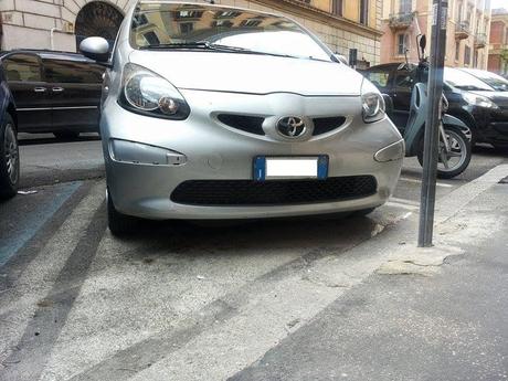 La lotta per la sosta a Testaccio. Non mancano i posti, ma per posteggiare fuori dalle strisce blu si scatena la guerra civile. Ma se la Municipale non interviene, a chi rivolgersi?