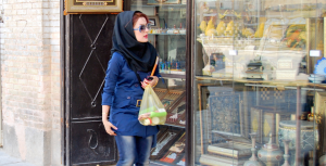 Immagine di repertorio, una ragazza iraniana (girogiromondo.com)