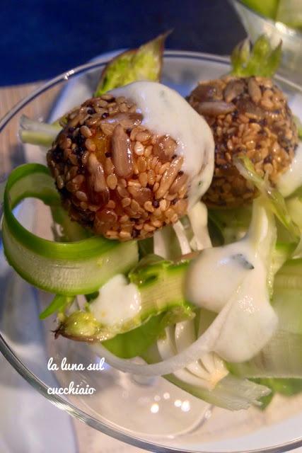 Insalatina di fave e asparagi crudi con polpettine di pane e salame esalsa allo jogurt limone e zenzero