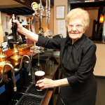 Dolly Saville, 100 anni, è la cameriera (in servizio) più anziana del mondo