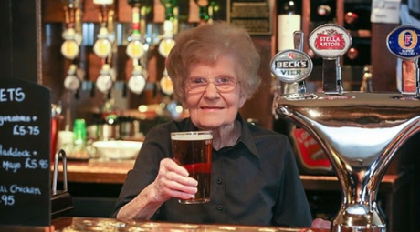 Dolly Saville, 100 anni, è la cameriera (in servizio) più anziana del mondo