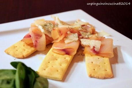 Cracker di mais con spada affumicato, pecorino sardo e miele d'acacia