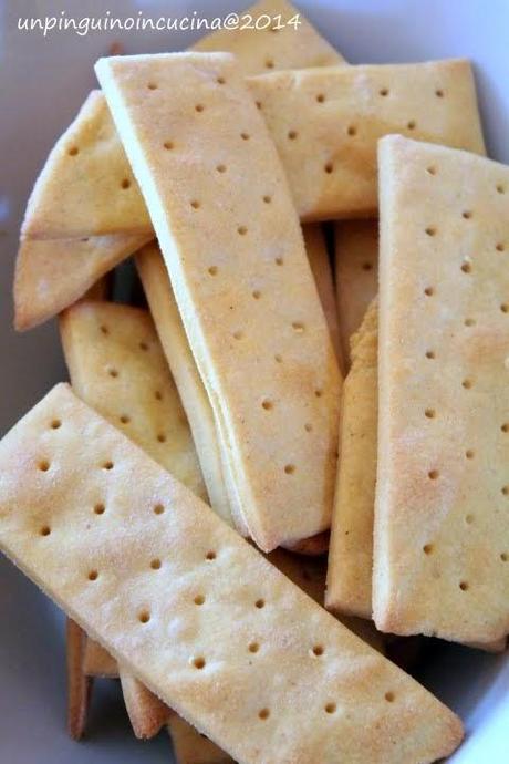 Cracker di mais con spada affumicato, pecorino sardo e miele d'acacia