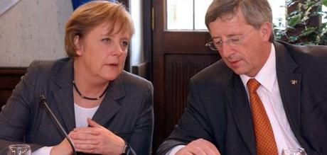 Umorismo Fuori Luogo. Merkel e Juncker su Berlusconi
