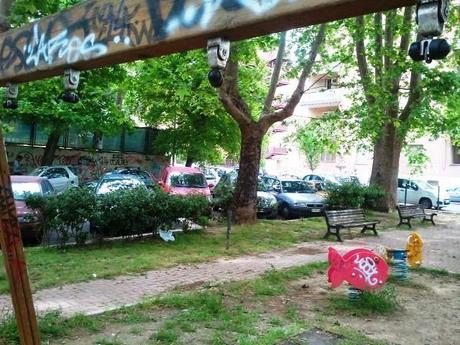 No, non sono passati i vandali. Questa è la normalità di ogni parchetto pubblico a Roma. Qui Piazza Quinto Cecilio, nella scicchissima Monteverde