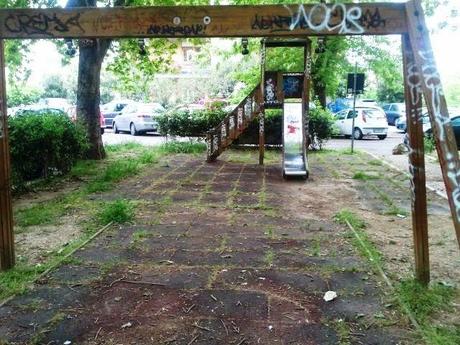 No, non sono passati i vandali. Questa è la normalità di ogni parchetto pubblico a Roma. Qui Piazza Quinto Cecilio, nella scicchissima Monteverde