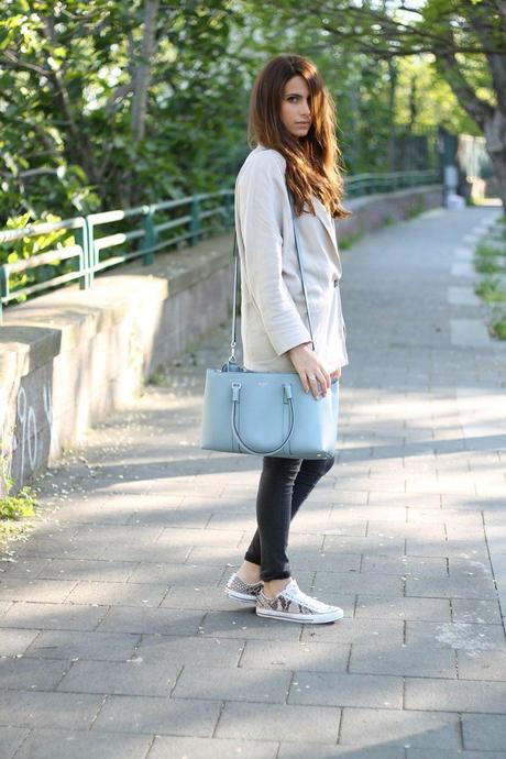 baby blue accessories_pantaloni amy gee_borsa serpian milano_giacca grigia zara_customized converse_il maltese lab_michal golan jewels_eye ring necklace