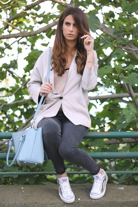 baby blue accessories_pantaloni amy gee_borsa serpian milano_giacca grigia zara_customized converse_il maltese lab_michal golan jewels_eye ring necklace