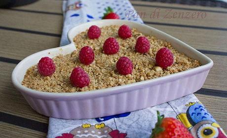 crostata vegan fragole e crumble di nocciole