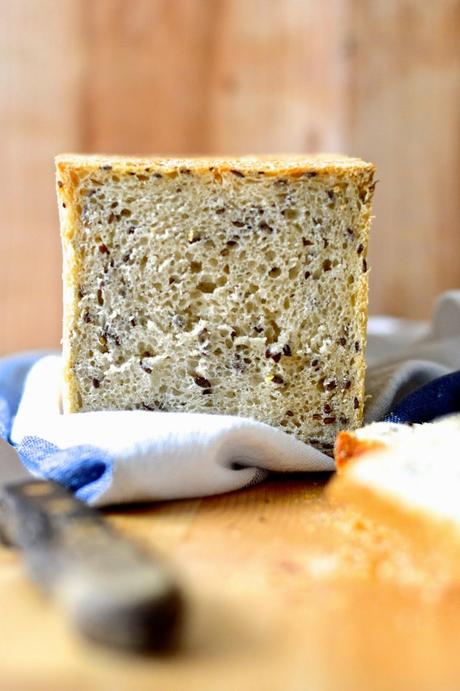 Pane in cassetta con semi di lino e follie di una blogger