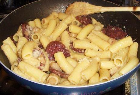 Maccheroni con sugo di salame