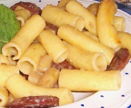 Maccheroni con sugo di salame