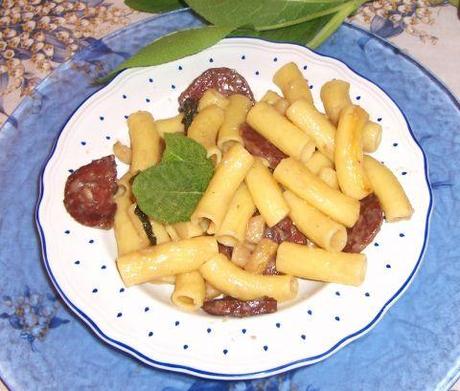 Maccheroni con sugo di salame